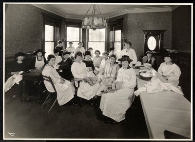 Een naaikring voor vrouwen op de noordoostelijke hoek van 88th Street en West End Avenue, New York, 1920 door Byron Company